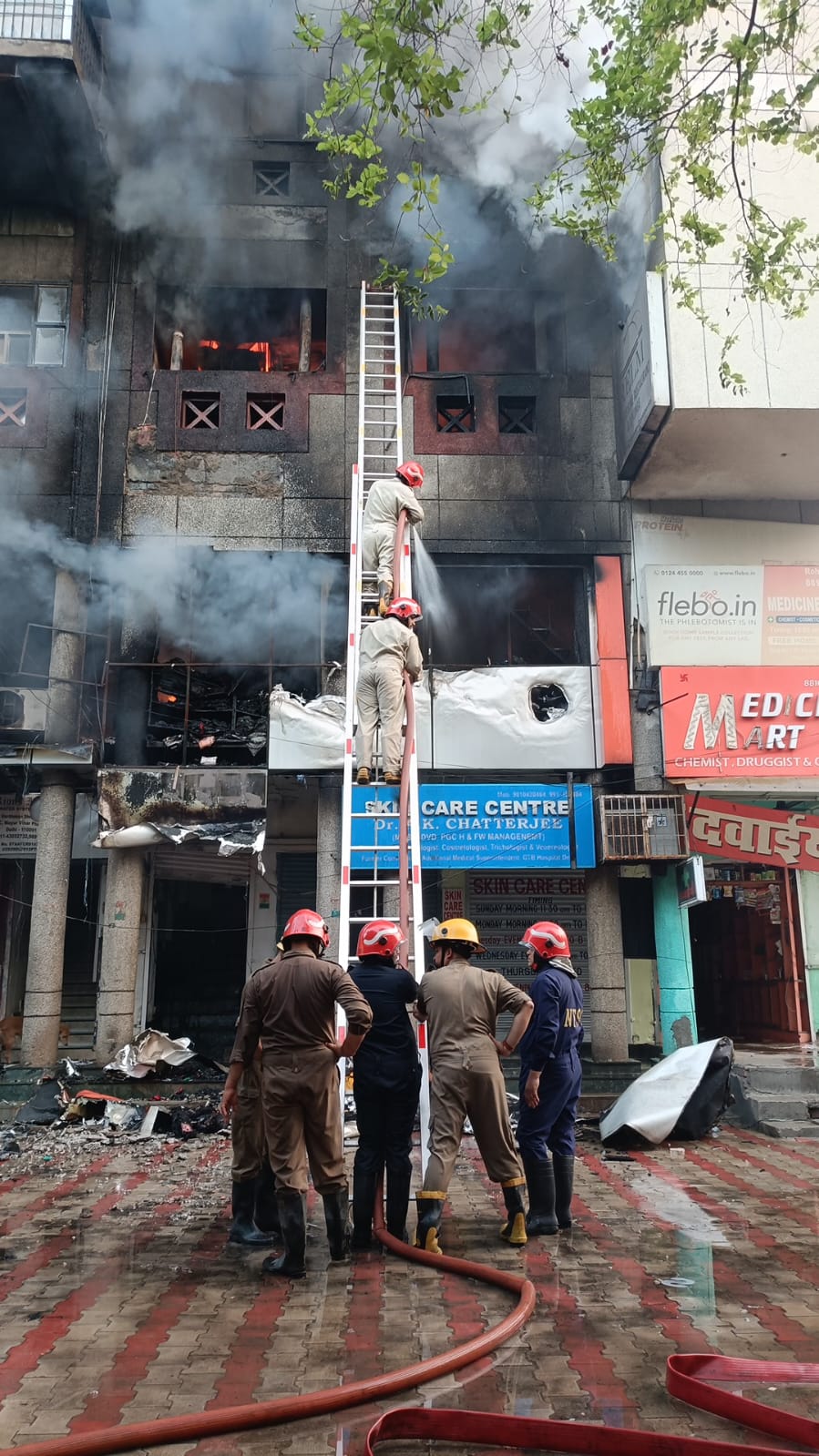 मयूर विहार इलाके स्थित कैफे में लगी आग